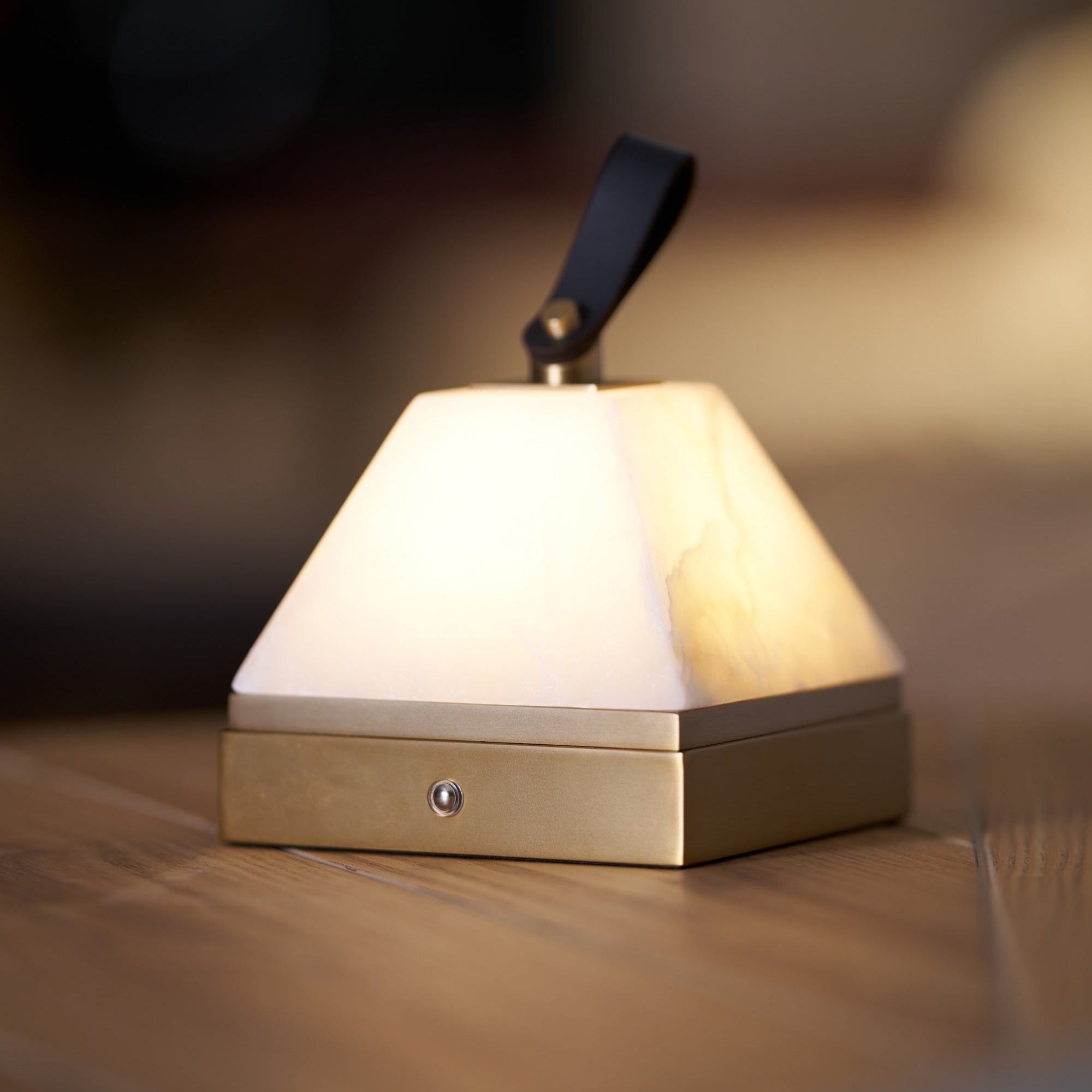 Pyramidale Alabaster Table Lamp with Leather Handle - Letslighting
