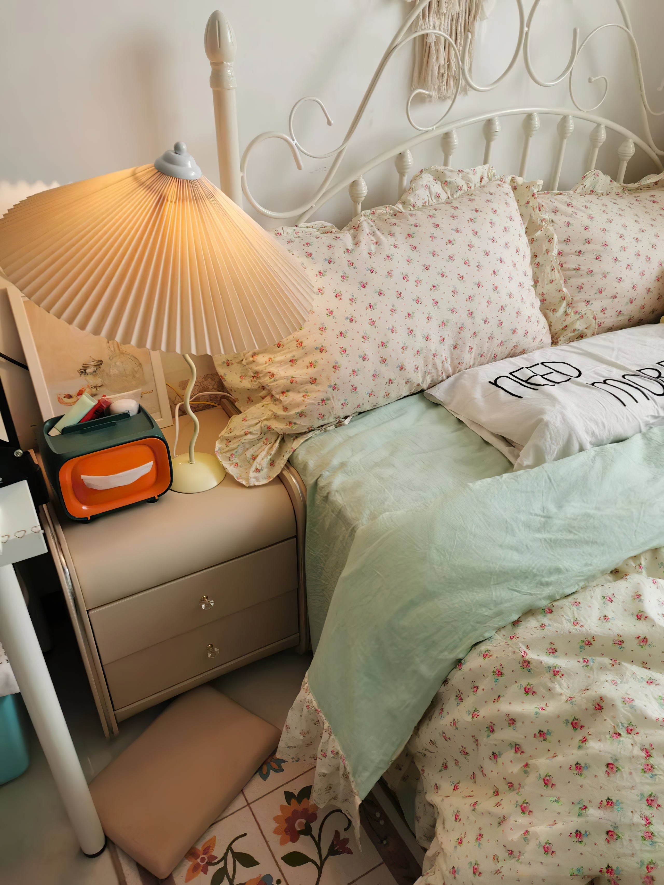 Floran Fabric Artistic Table Lamp - Letslighting