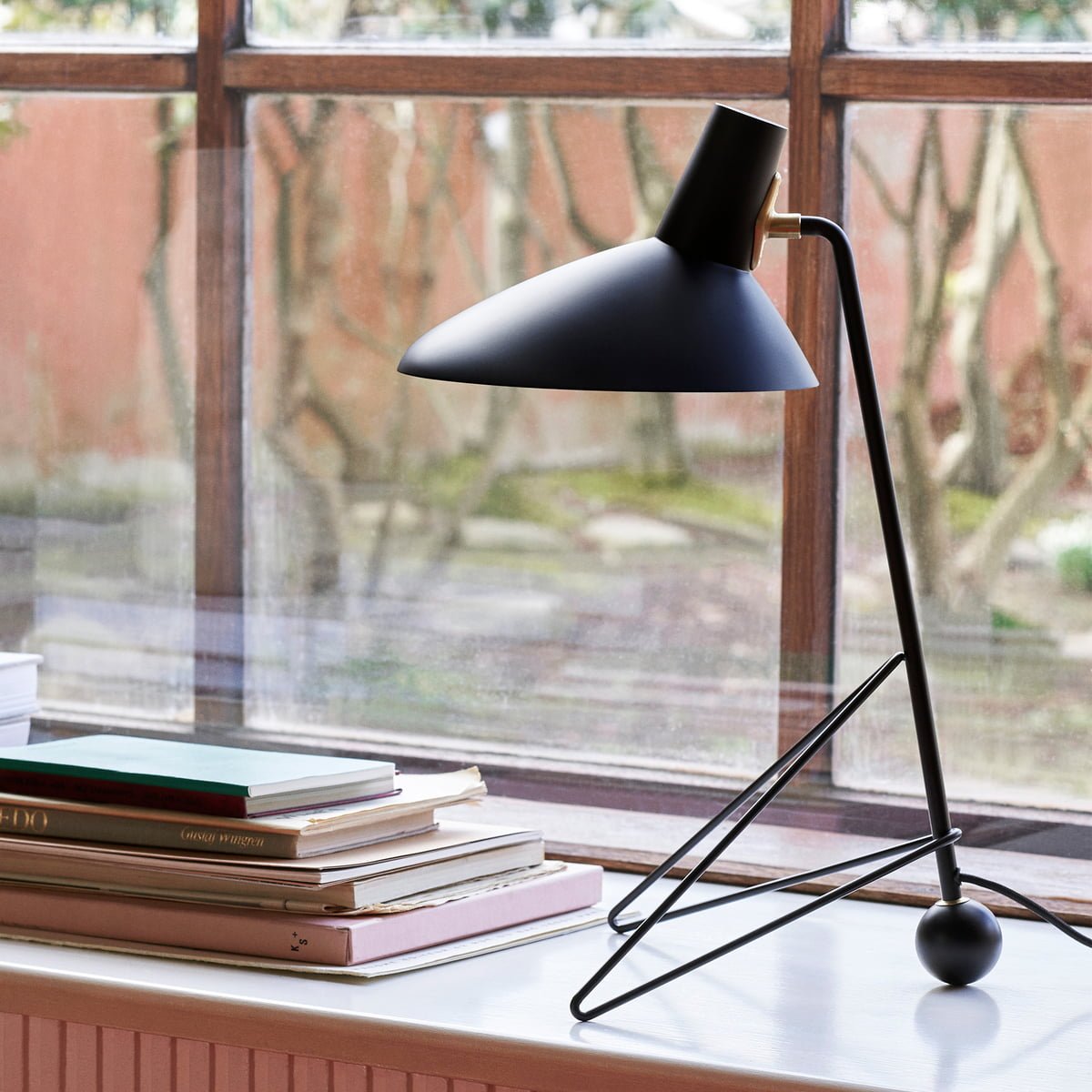Svelte Noir Table Lamp - Blowlighting